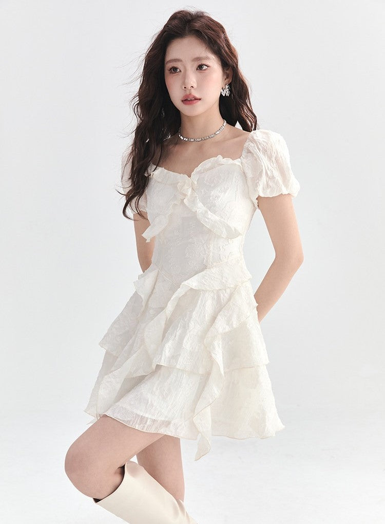 HERCHIC Váy ngắn trắng công chúa tay phồng tầng bèo phối nơ ngọt ngào